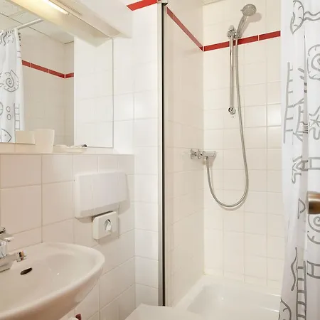 Days West מלון 3*